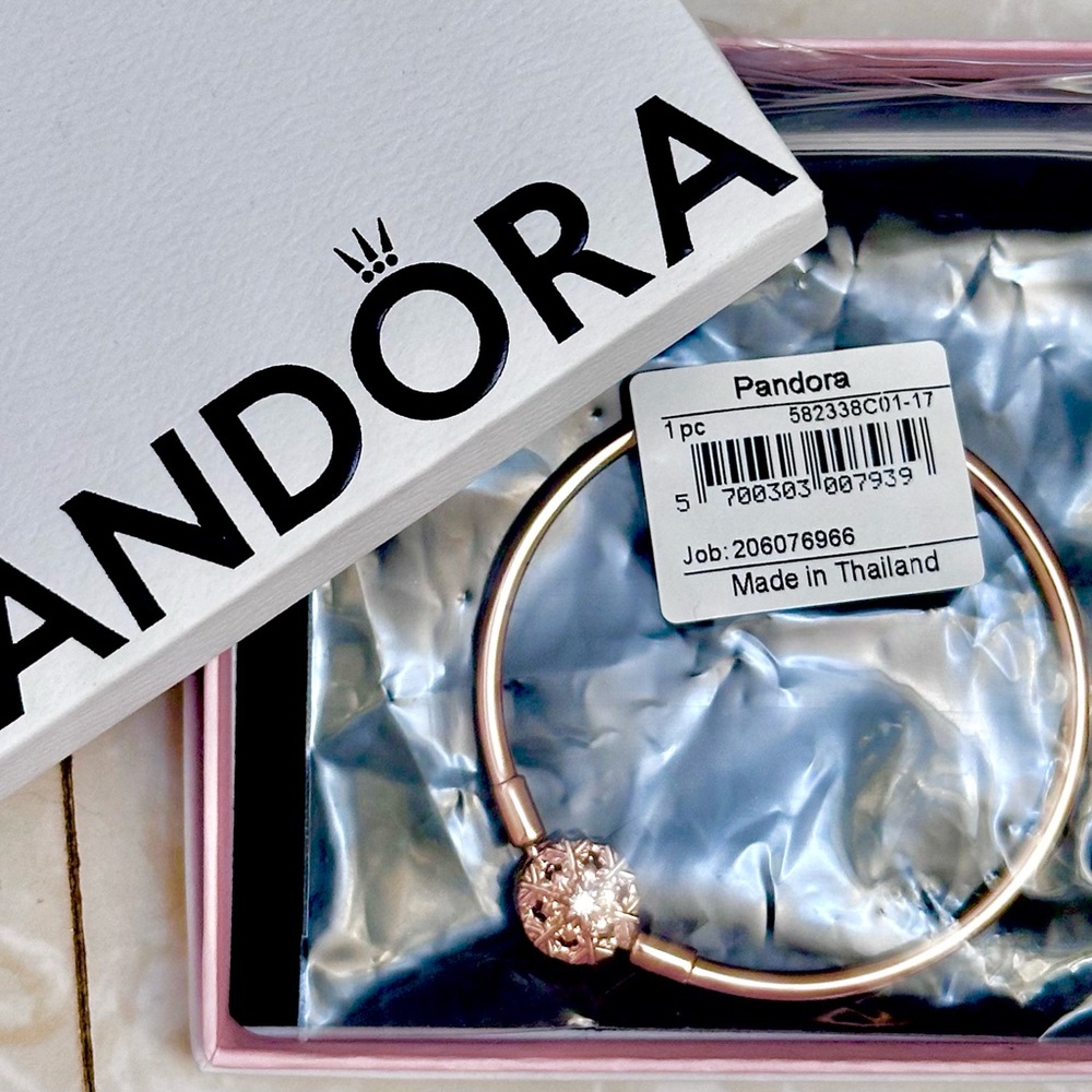 Pandora Moments Sparkling Snowflake Clasp Bangle 14k rose gold plating